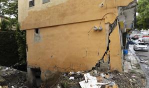 Edificio a punto de colapsar sobre cañada Las 30 mantiene desesperados a los vecinos