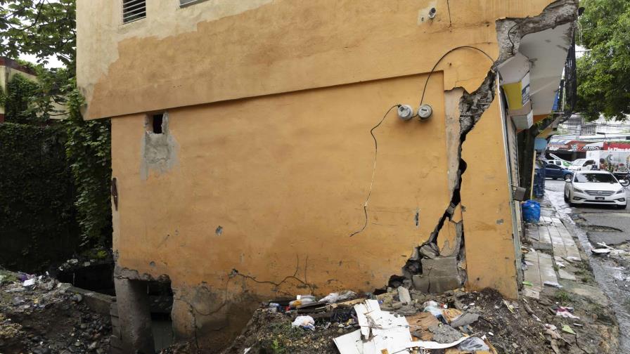 Edificio a punto de colapsar sobre cañada Las 30 mantiene desesperados a los vecinos