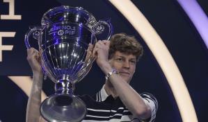 Otorgan trofeo a Sinner por terminar el año en el primer lugar del ranking ATP