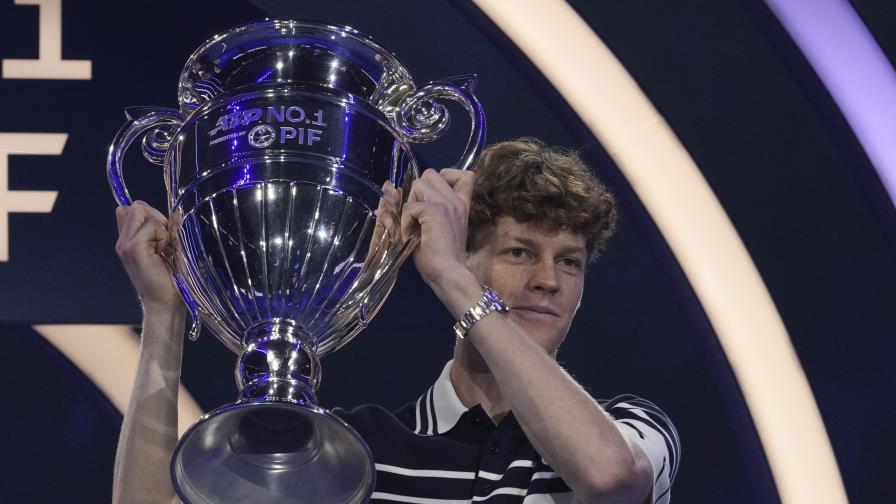 Otorgan trofeo a Sinner por terminar el año en el primer lugar del ranking ATP Otorgan trofeo a Sinner por terminar el año en el primer lugar del ranking ATP