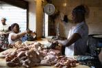 Los precios del pollo bajan hasta RD$25 pesos en los mercados Los precios del pollo bajan hasta RD$25 pesos en los mercados