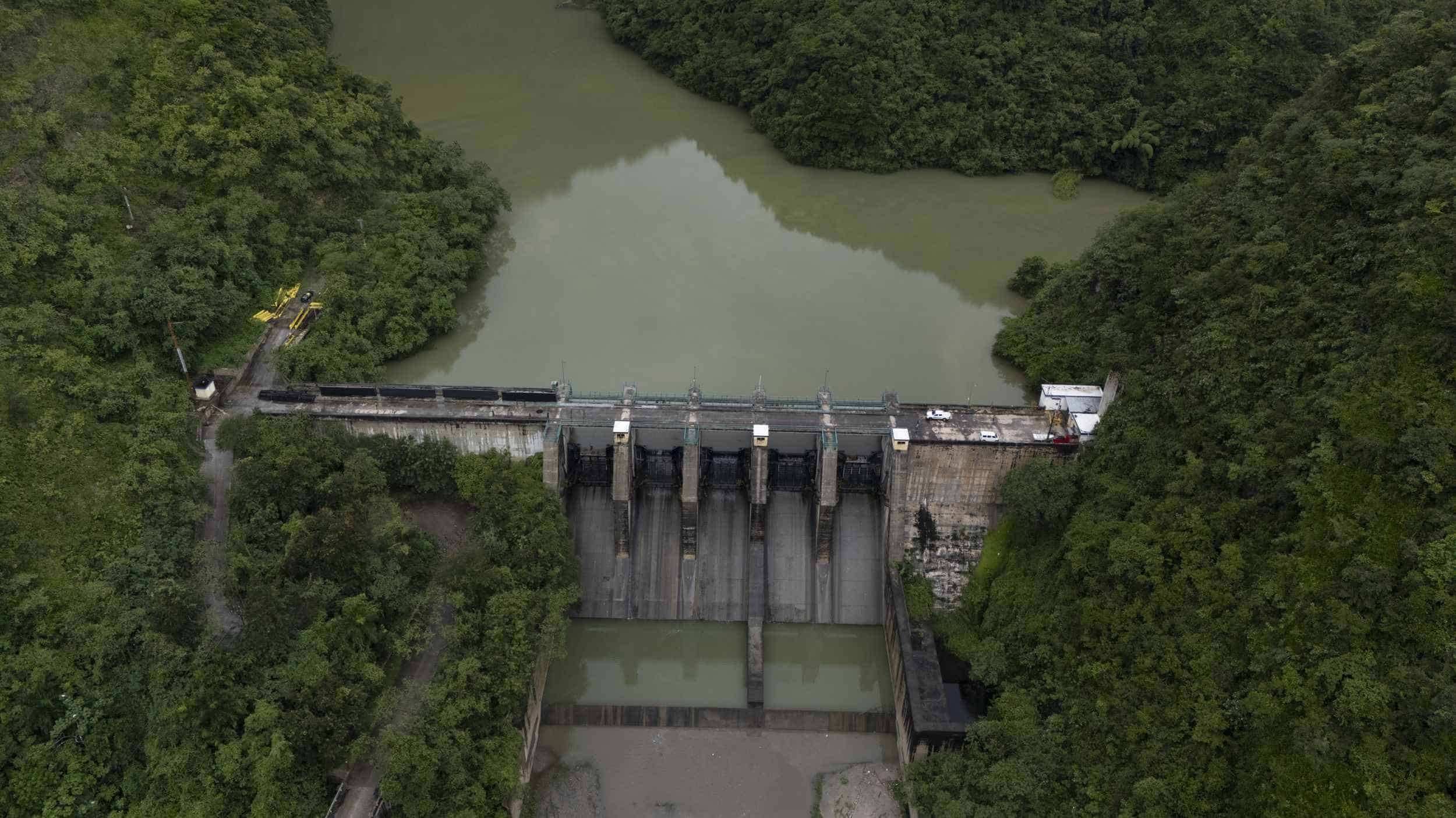Imagen aérea de la presa Aguacate antes de su desbordamiento.