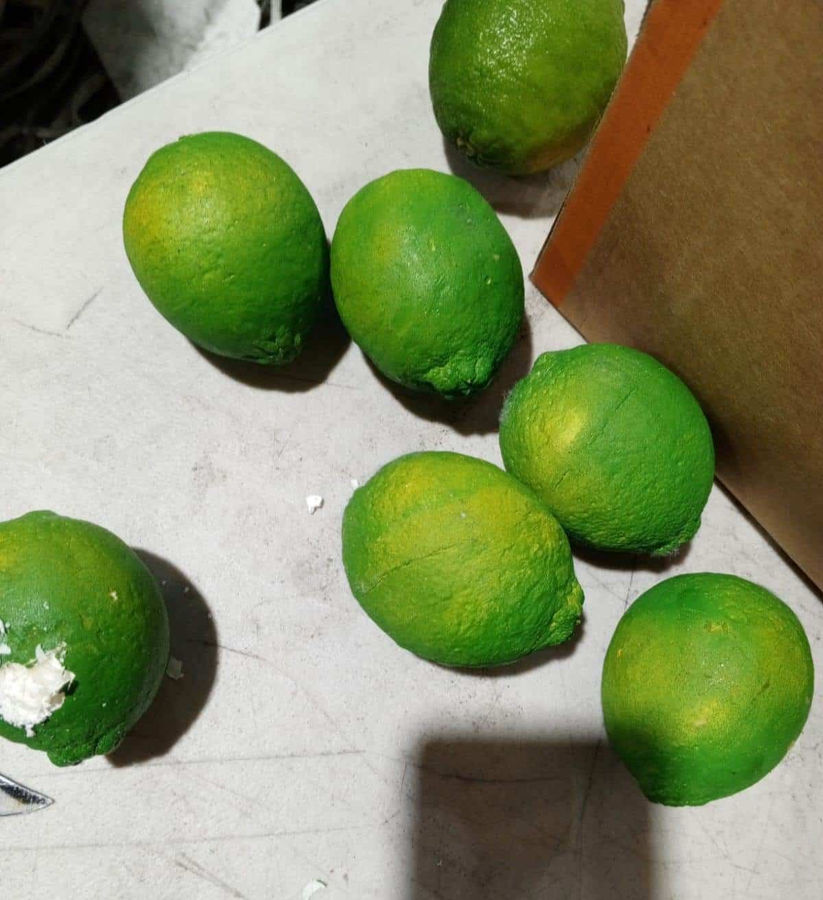 Limones de cerámica rellenos de cocaína entre carga de limones reales. 
