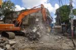 La CAASD demuele edificio en la cañada Las 30 y evita desgracia