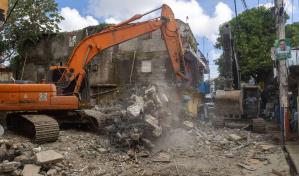 La CAASD demuele edificio en la cañada Las 30 y evita desgracia