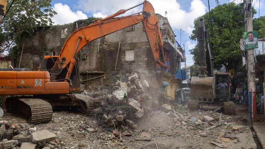 La CAASD demuele edificio en la cañada Las 30 y evita desgracia