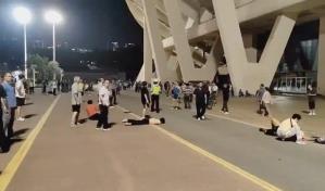 China: un coche arrolla a una multitud y mata a una treintena de personas