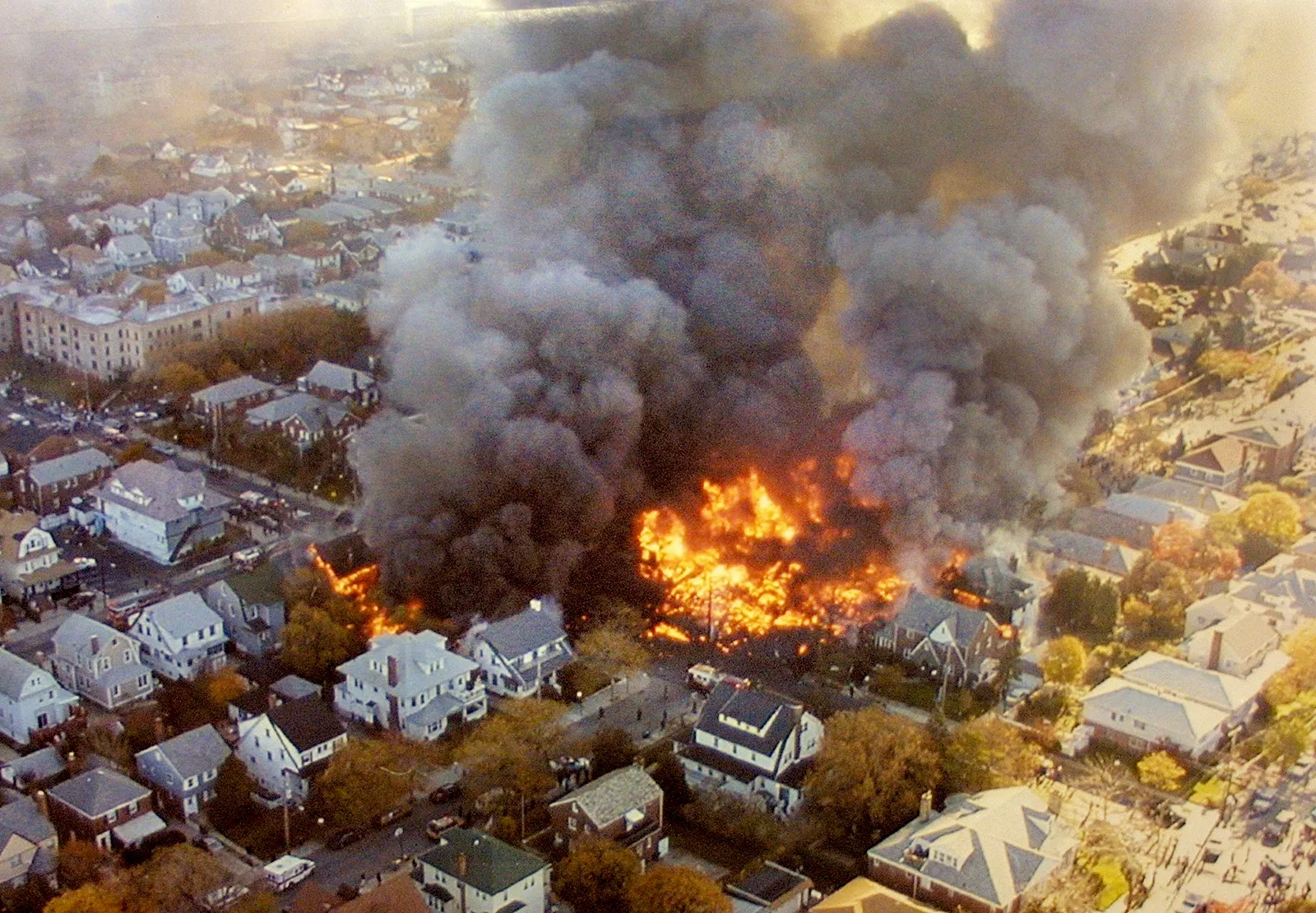 Foto de cuando el avión impactó la zona de Belle Harbor.