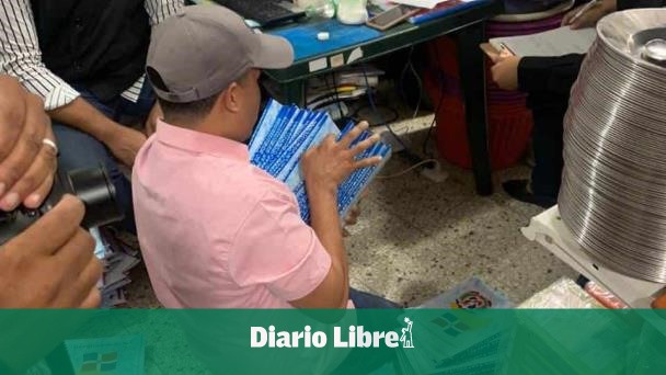 Counterfeit books seized in Santiago