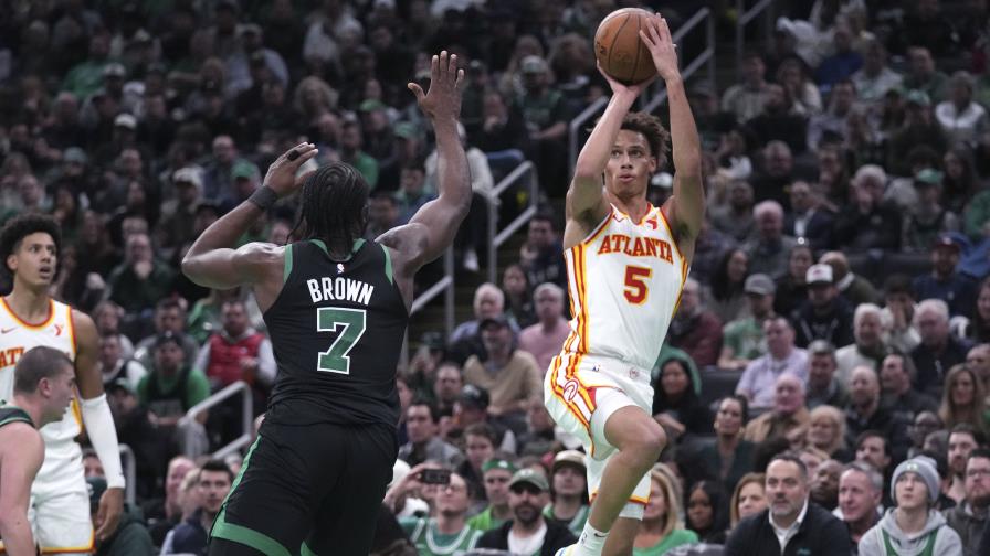 Daniels anota 28 puntos, Johnson logra triple-doble y Hawks vencen a Celtics