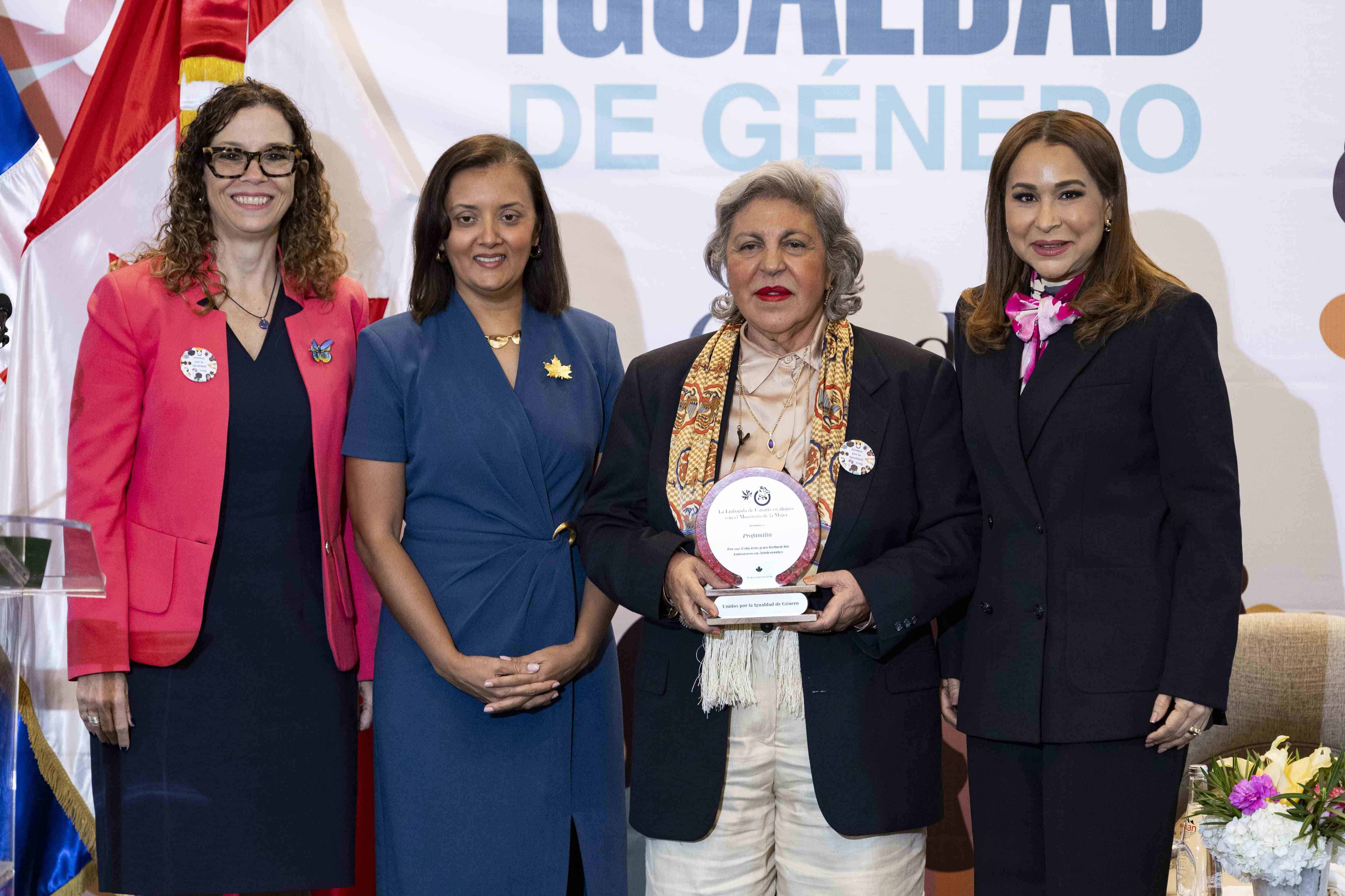 Magaly Caram, directora de Profamilia, recibe reconocimiento.