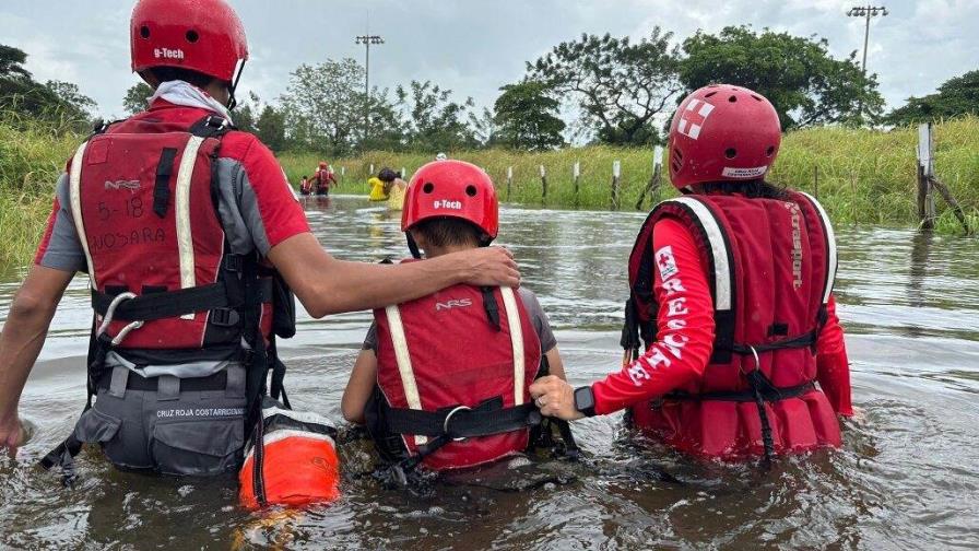 Costa Rica eleva a roja la alerta por torrenciales lluvias del huracán Rafael que dejan un muerto