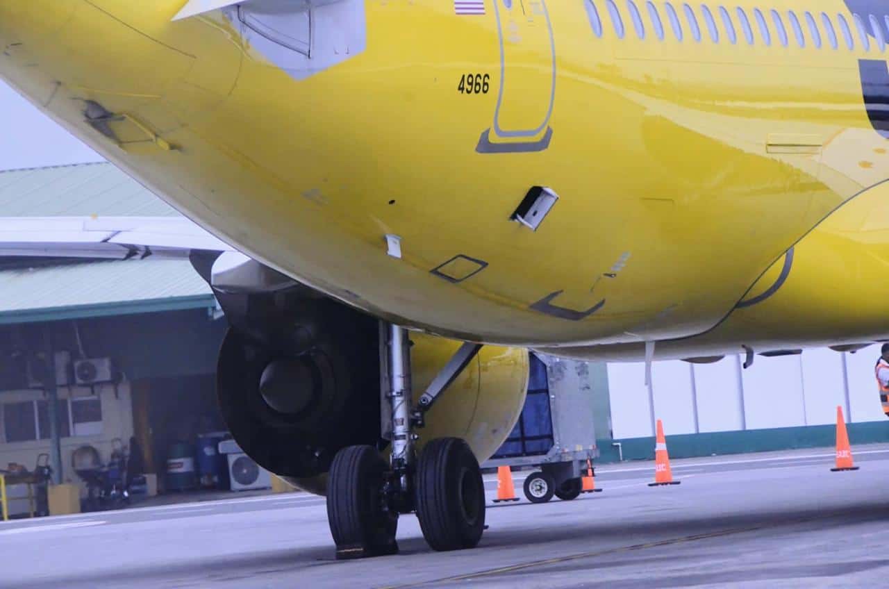 La aerolínea indicó que un asistente de vuelo sufrió lesiones menores durante el incidente.