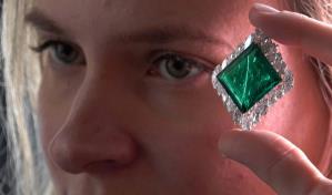 La esmeralda del Aga Khan subastada por cifra récord de casi USD 9 millones en Christies La esmeralda del Aga Khan subastada por cifra récord de casi USD 9 millones en Christies