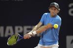 Exfutbolista uruguayo Diego Forlán se estrena en el tenis profesional con una derrota en casa