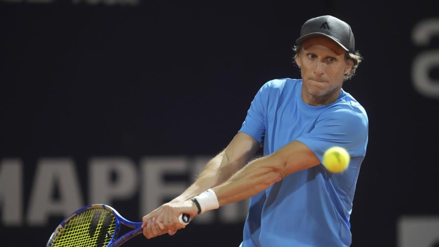 Exfutbolista uruguayo Diego Forlán se estrena en el tenis profesional con una derrota en casa