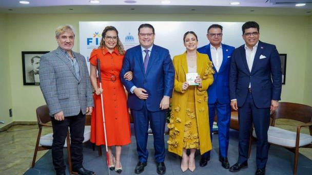 Gloria Reyes lanza primer libro “Actúa hoy: cinco columnas para construir superación”