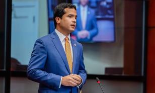 Senador Omar Fern&aacute;ndez fue hospitalizado tras presentar un cuadro de agotamiento