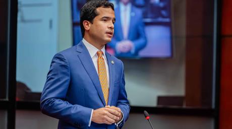 Omar Fern&aacute;ndez sobre el marbete: "Nos est&aacute;n haciendo otra reforma fiscal por cuotas y sin avisarnos"