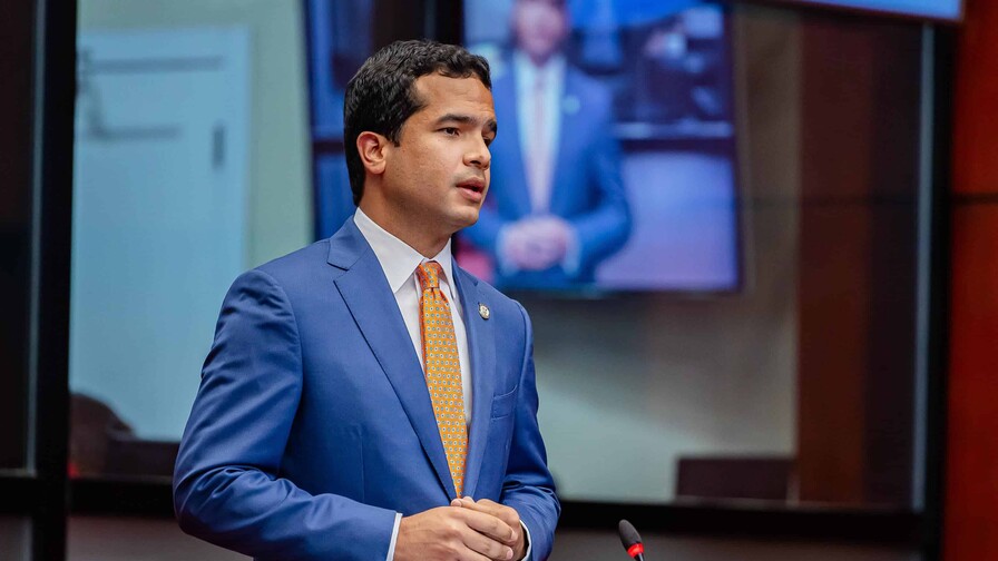 Omar Fern&aacute;ndez plantea eliminar el 2 % de impuestos a pr&eacute;stamos hipotecarios