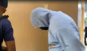 Wander Franco llega a la audiencia con el rostro totalmente cubierto