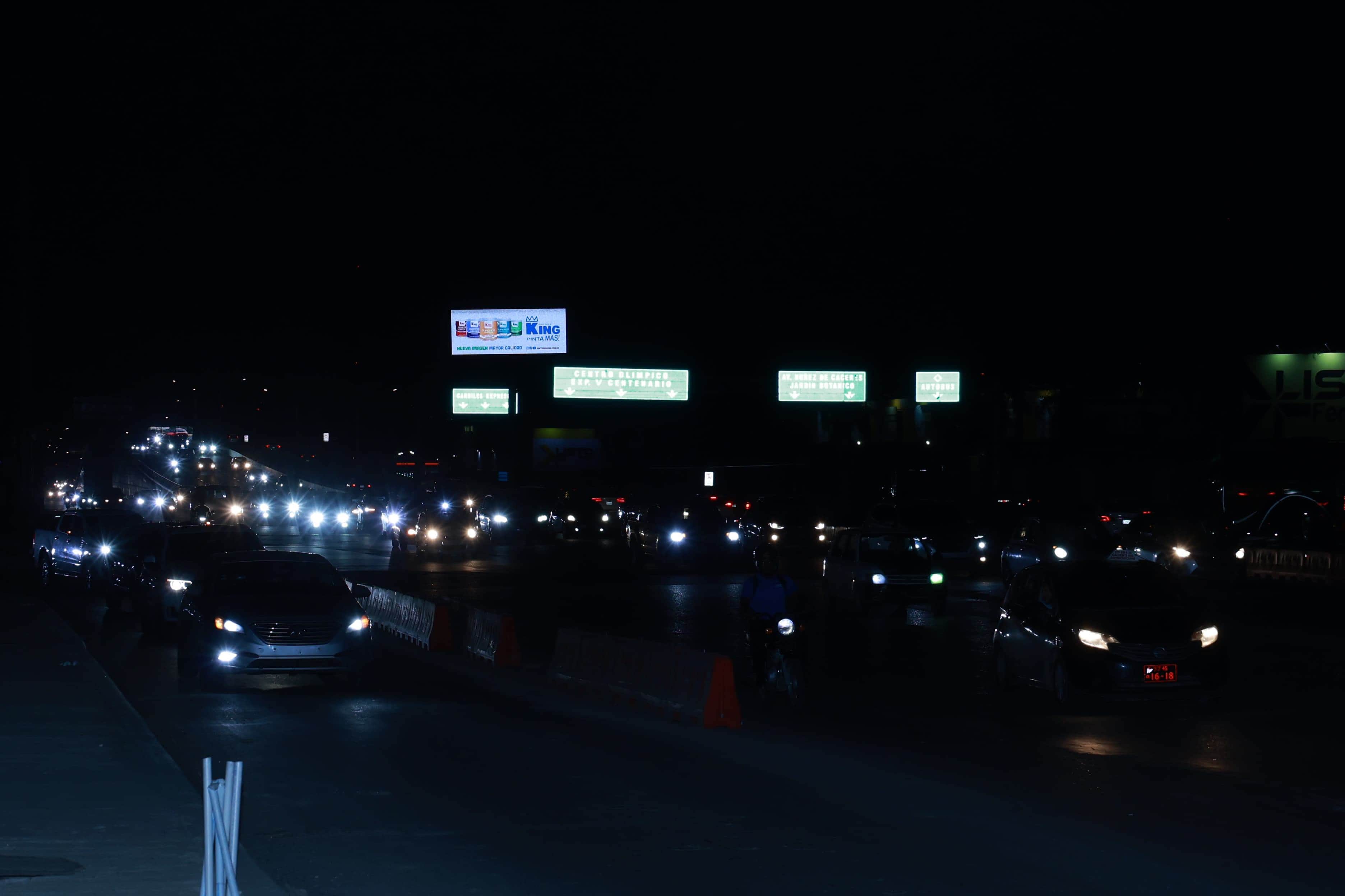 Vehículos transitando de noche por el kilómetro 9  de la autopista Duarte.