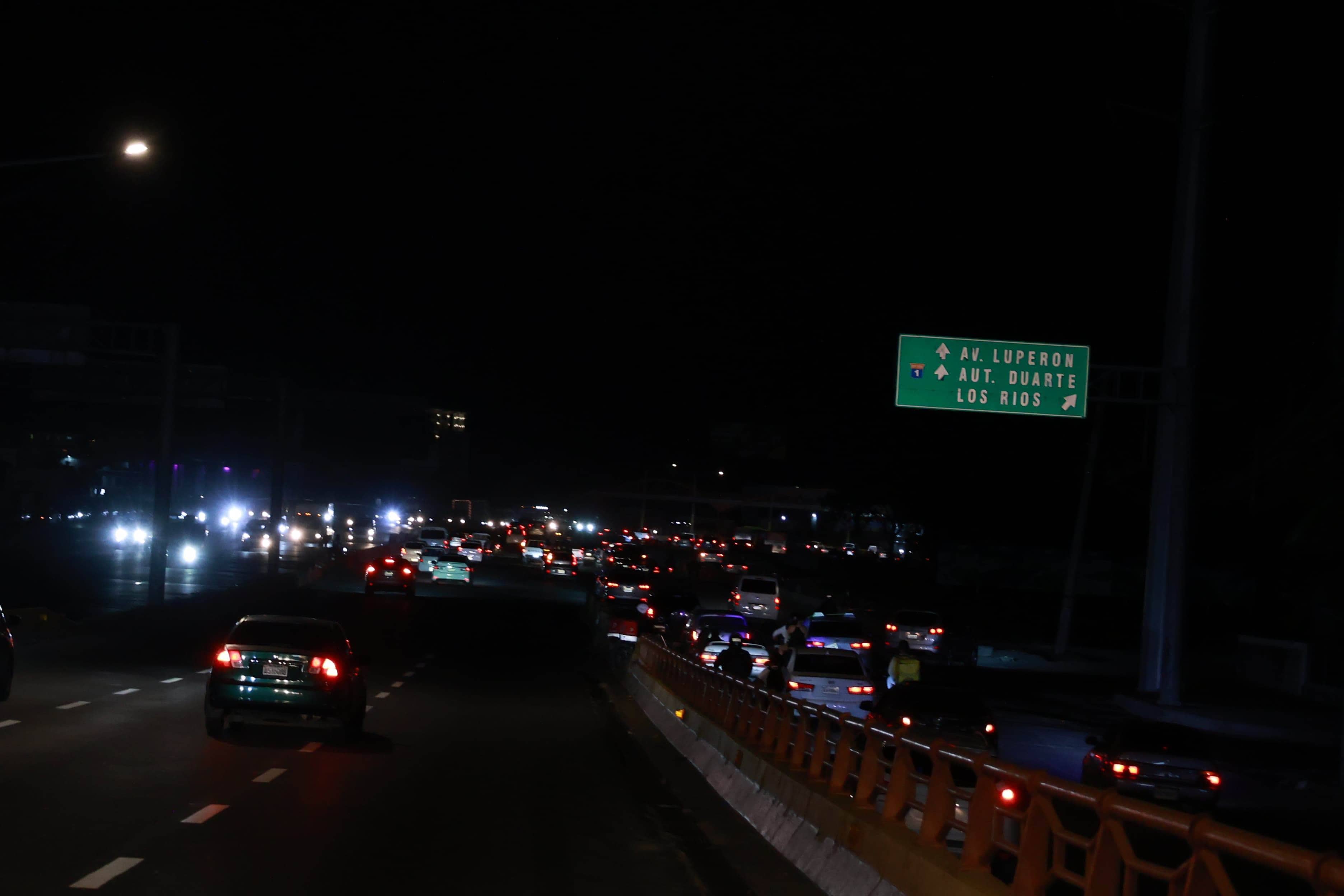 Vehículos transitando en el kilómetro 9  de la autopista Duarte.