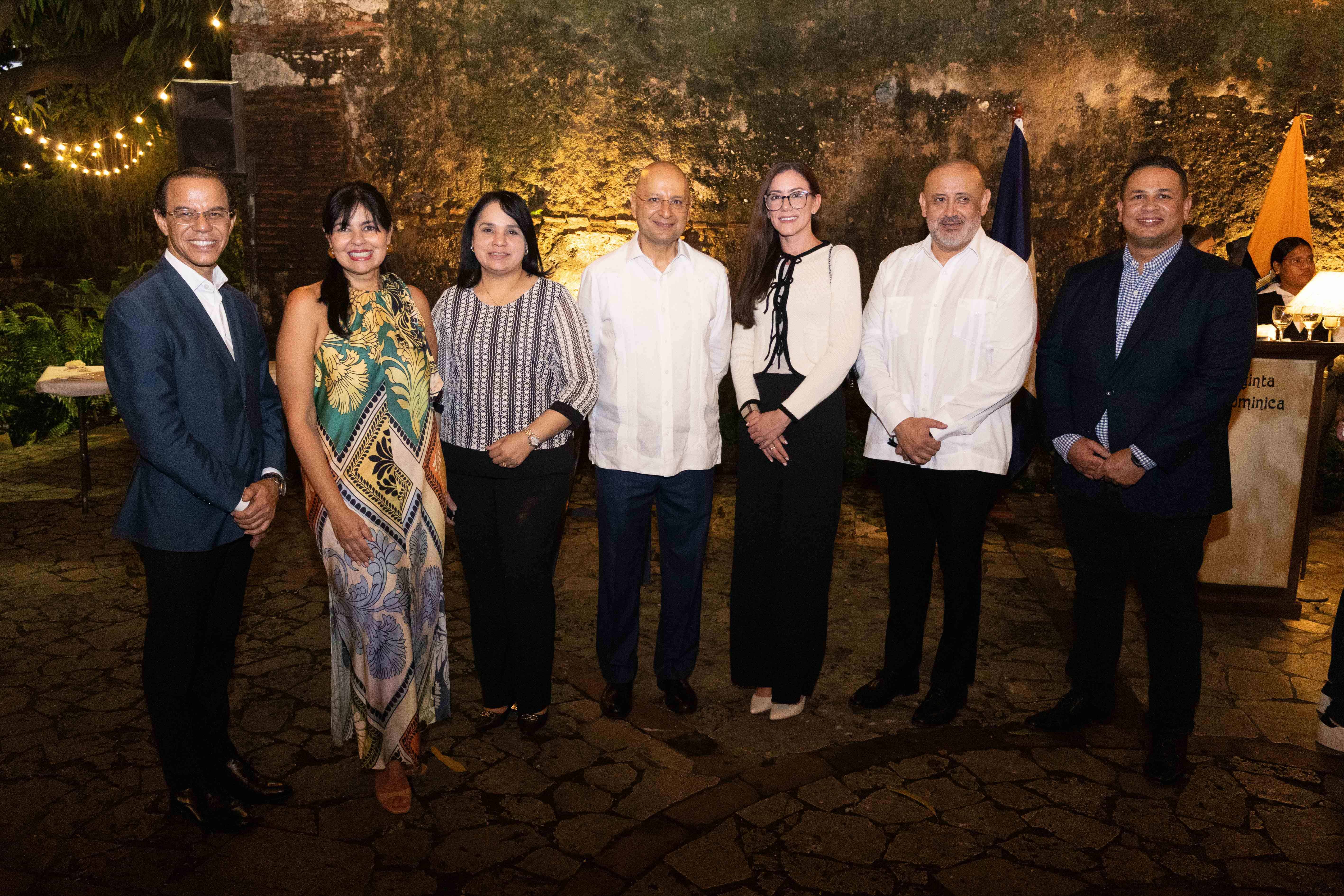 Dr. Mario Fulcar, Karina Guaba, Jocelyn Sánchez,  Santiago Martínez Espíndola, Renata Seravalles, Patricio Ochoa y Alan Bautista. 