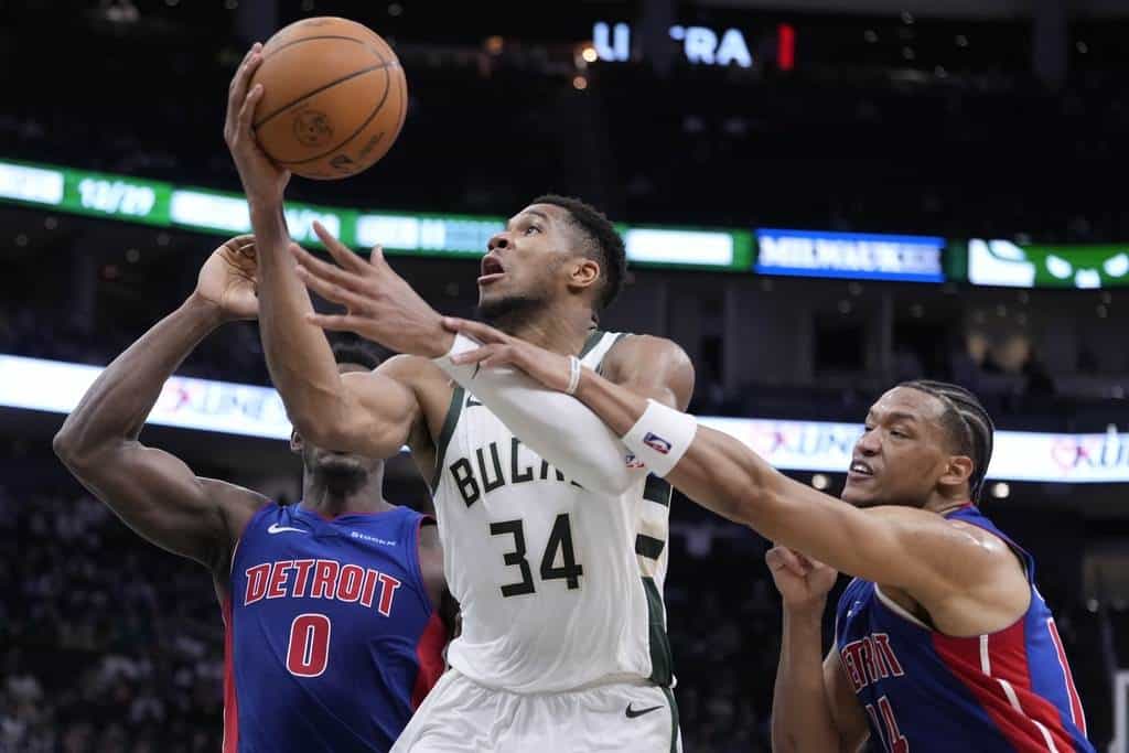 Antetokounmpo registra 59 puntos y Bucks vencen a Pistons en tiempo extra