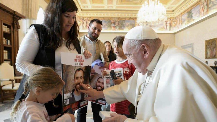 El papa mantuvo un conmovedor encuentro con un grupo de rehenes de Hamás