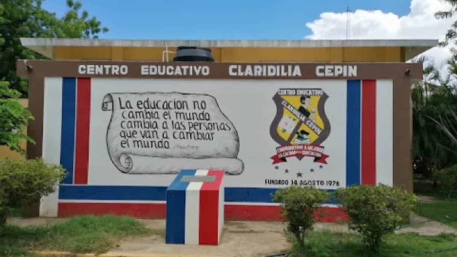 Dirigentes del PRM cierran escuela de Navarrete por nombramiento de profesora que no es del partido