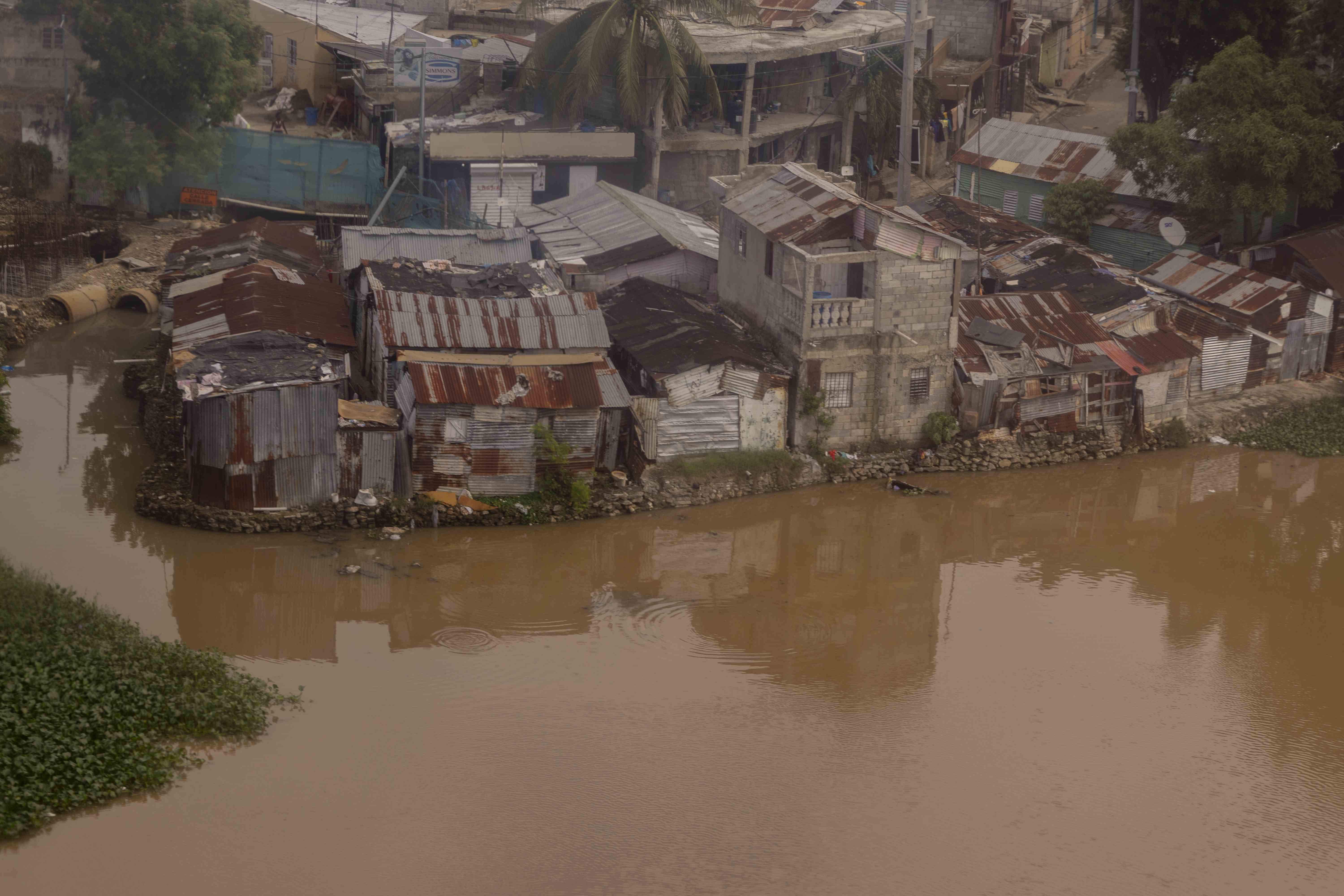 Algunas casitas son constuida en los limites del río.