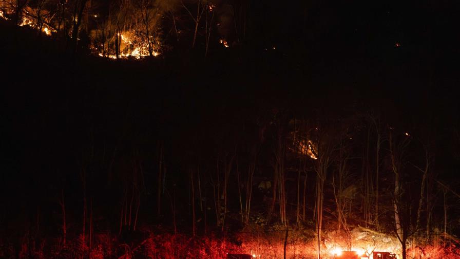 Bomberos cada vez más cerca de controlar un incendio en la frontera entre Nueva Jersey y Nueva York