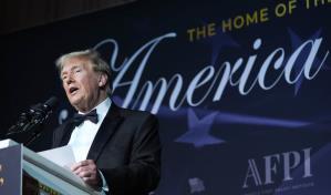 Trump y Milei se elogian mutuamente en una gala de foro conservador en Florida