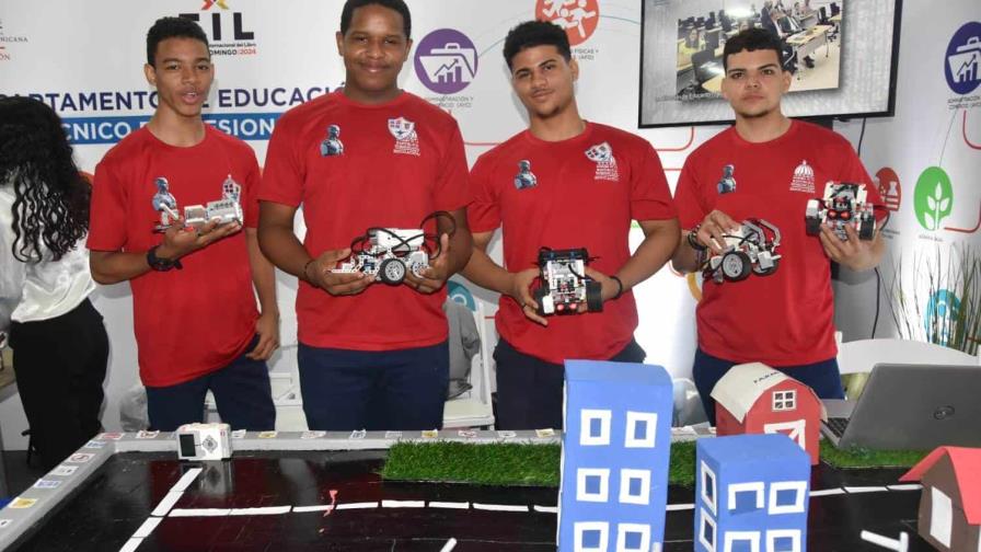 Estudiantes de La Vega presentan proyectos de robótica en la Feria del Libro 2024