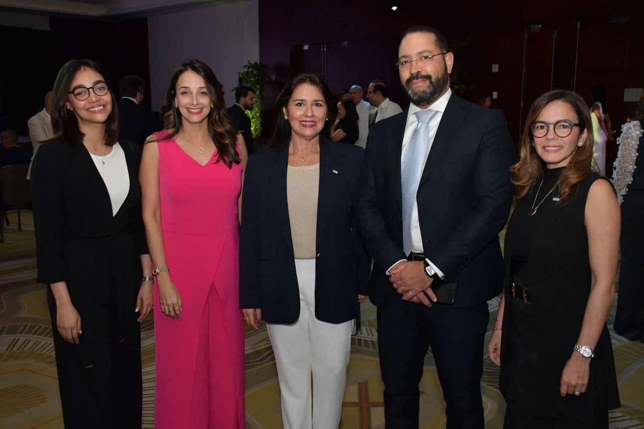 Brennie Mejía, Yafil Fermín, Brenda Rivas, Edward Barett y Yudit Núñez.