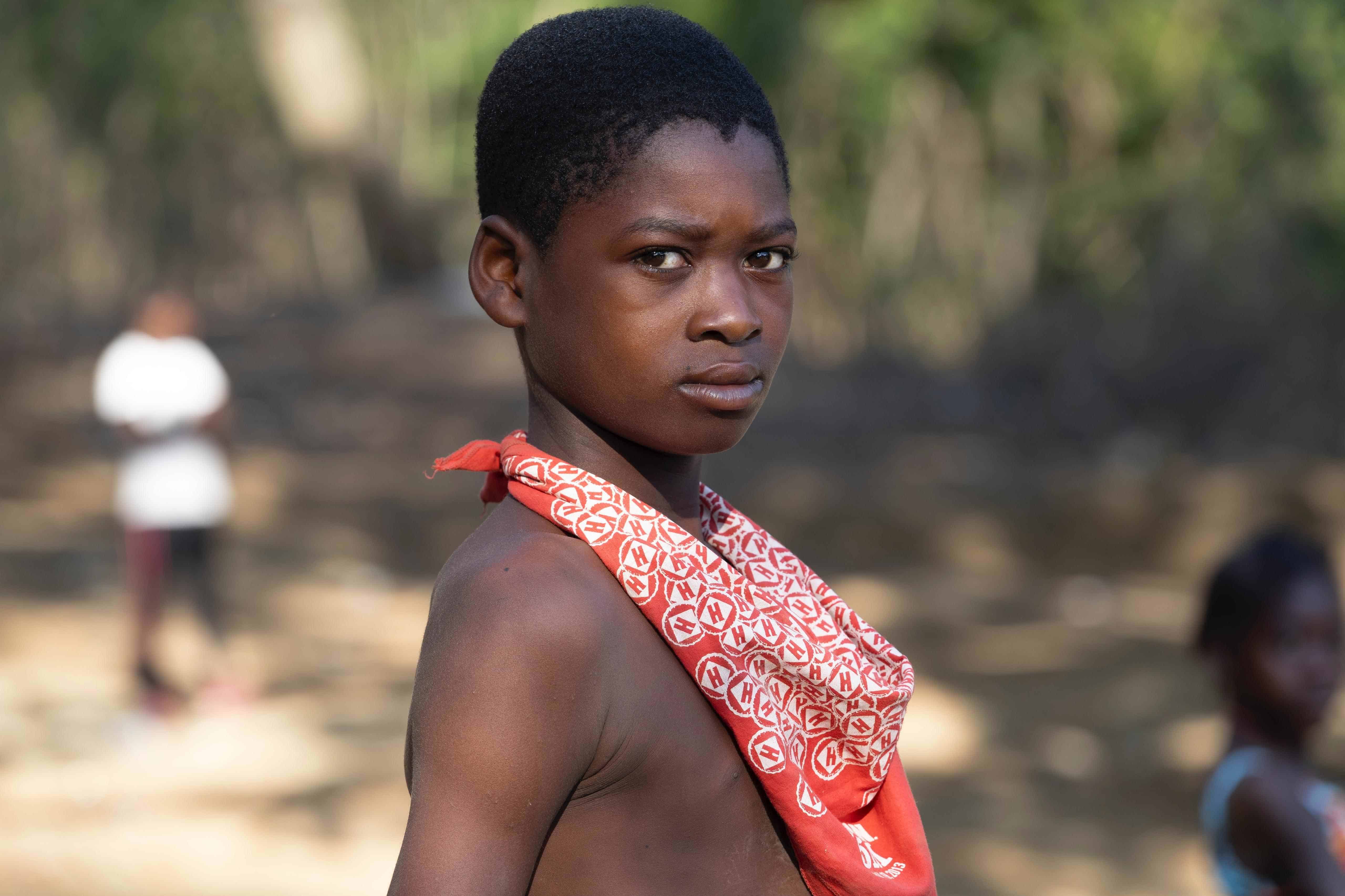 Un niño, en el lado dominicano, con un pañuelo rojo en el cuello.