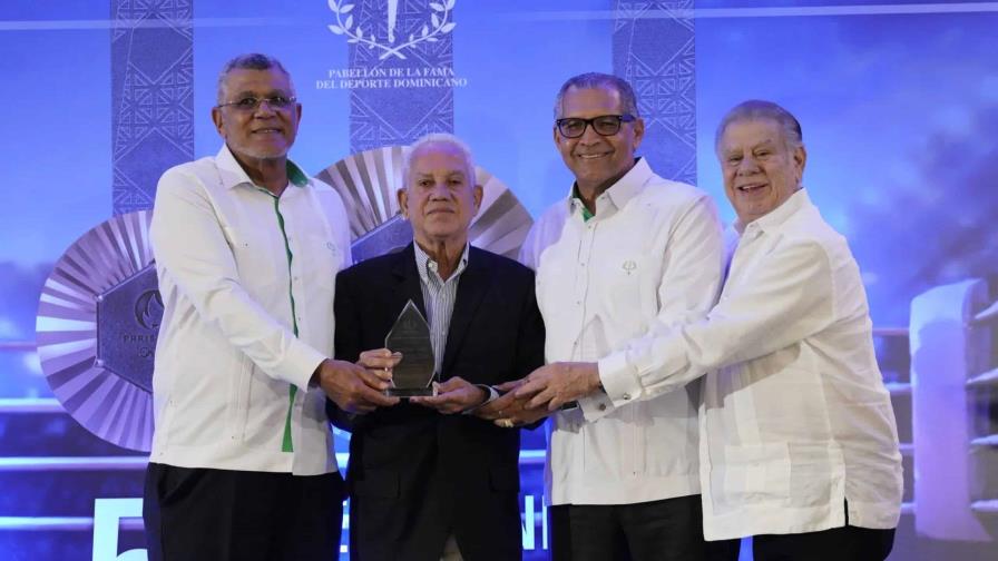 Gustavo Rodríguez del Periódico Hoy es reconocido por el Pabellón De La Fama del Deporte