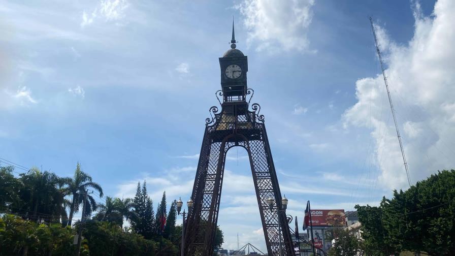 Hombre que se refugia en el reloj del Bulevar de la 27 de Febrero tiene problemas judiciales