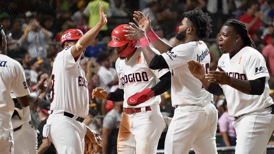 Leones derrotan 9-7 a las Águilas y amplían su liderato en el torneo