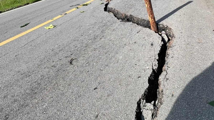 Obras Públicas evalúa las causas de grietas en la carretera Punta Balendrita, en Samaná