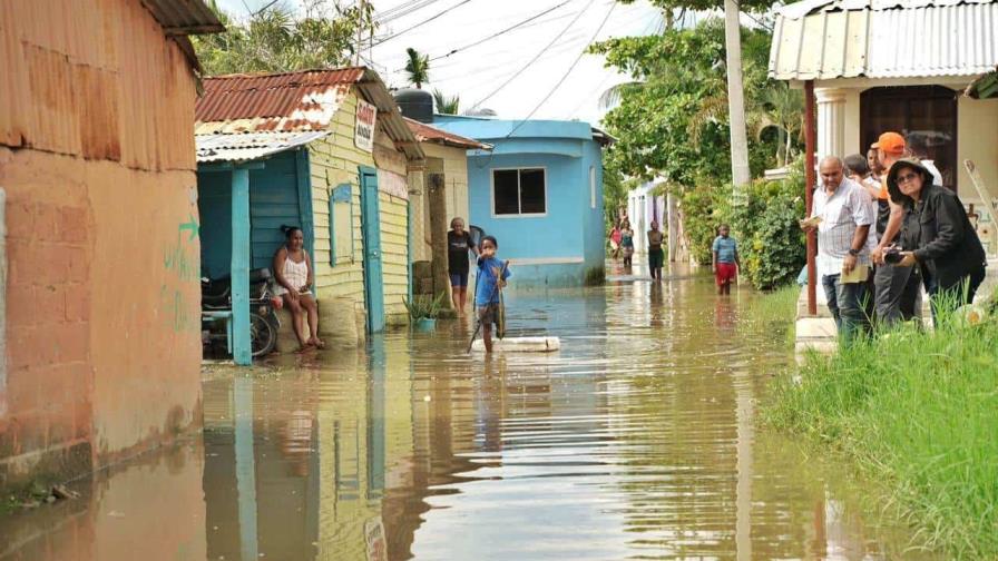 Ministro Paliza recorre las zonas afectadas por lluvias en Cabarete