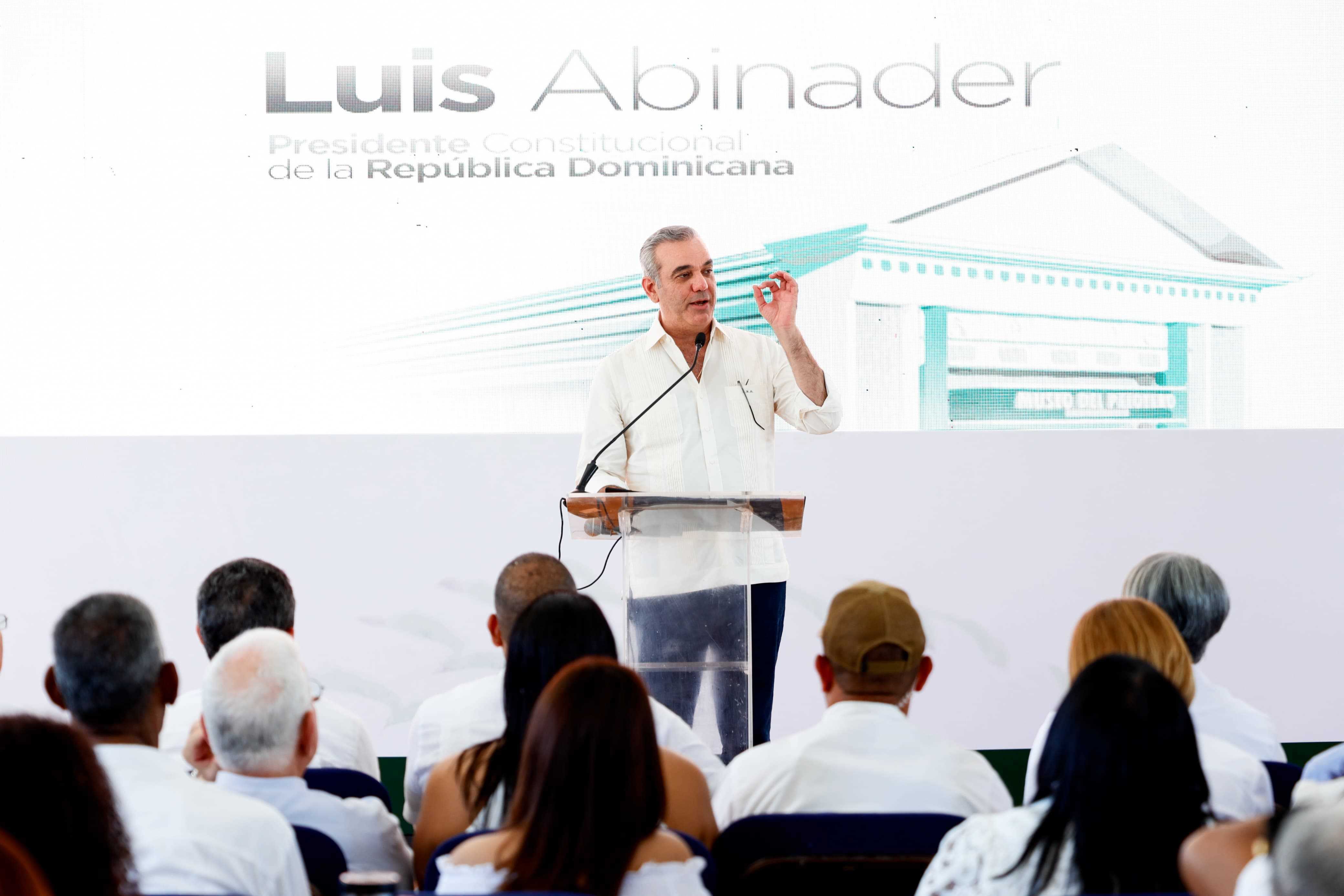 Luis Abinader recordó con una sonrisa que su padre, José Rafael Abinader Wasaf, tenía el sueño de verlo convertido en pelotero.