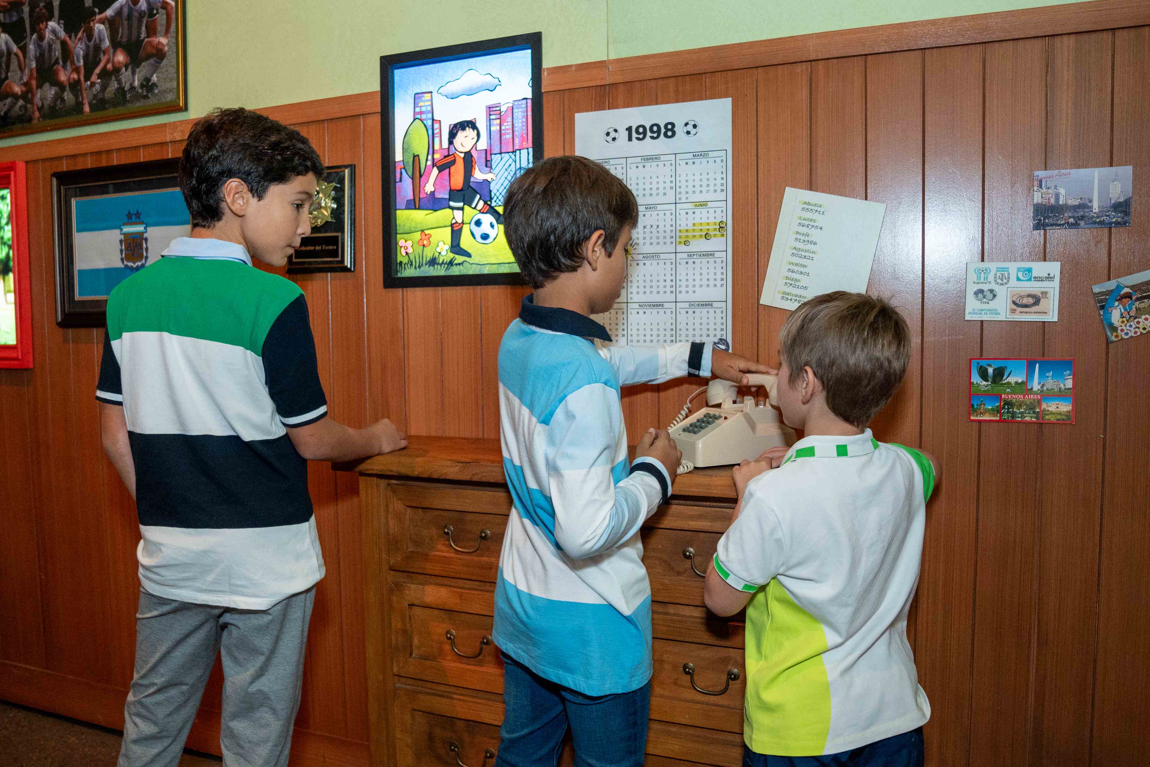 Los niños fueron a conocer los artículos de su ídolo. 