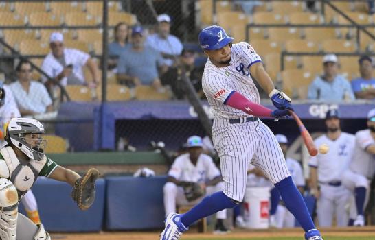 De la Cruz y Lawlar jonronean para apoyar blanqueda 2-0 del Licey a las Estrellas