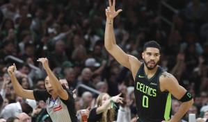 Jayson Tatum caminó antes de encestar el tiro ganador de Boston frente Toronto, indica la NBA