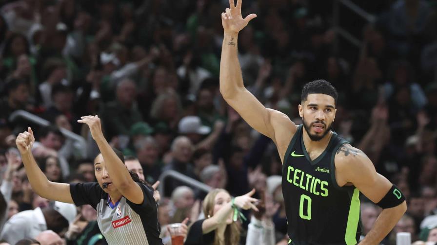 Jayson Tatum caminó antes de encestar el tiro ganador de Boston frente Toronto, indica la NBA