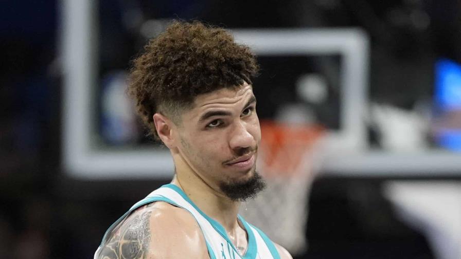 LaMelo Ball y los Hornets superan el primer triple-doble de Antetokounmpo y vencen 115-114 a Bucks