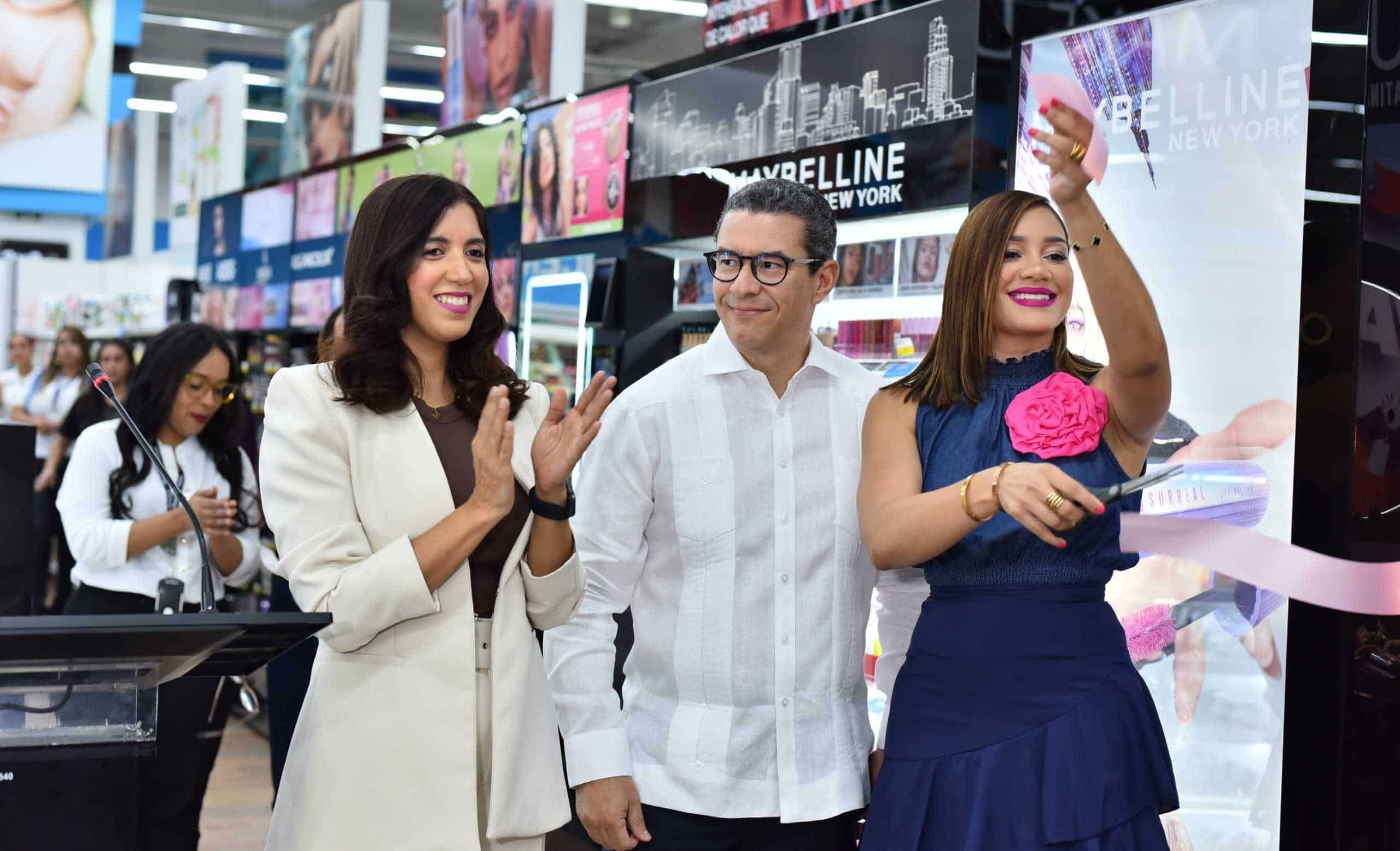 Ejecutivos de Plaza Lama celebran la apertura del nuevo espacio de belleza y cosmética.