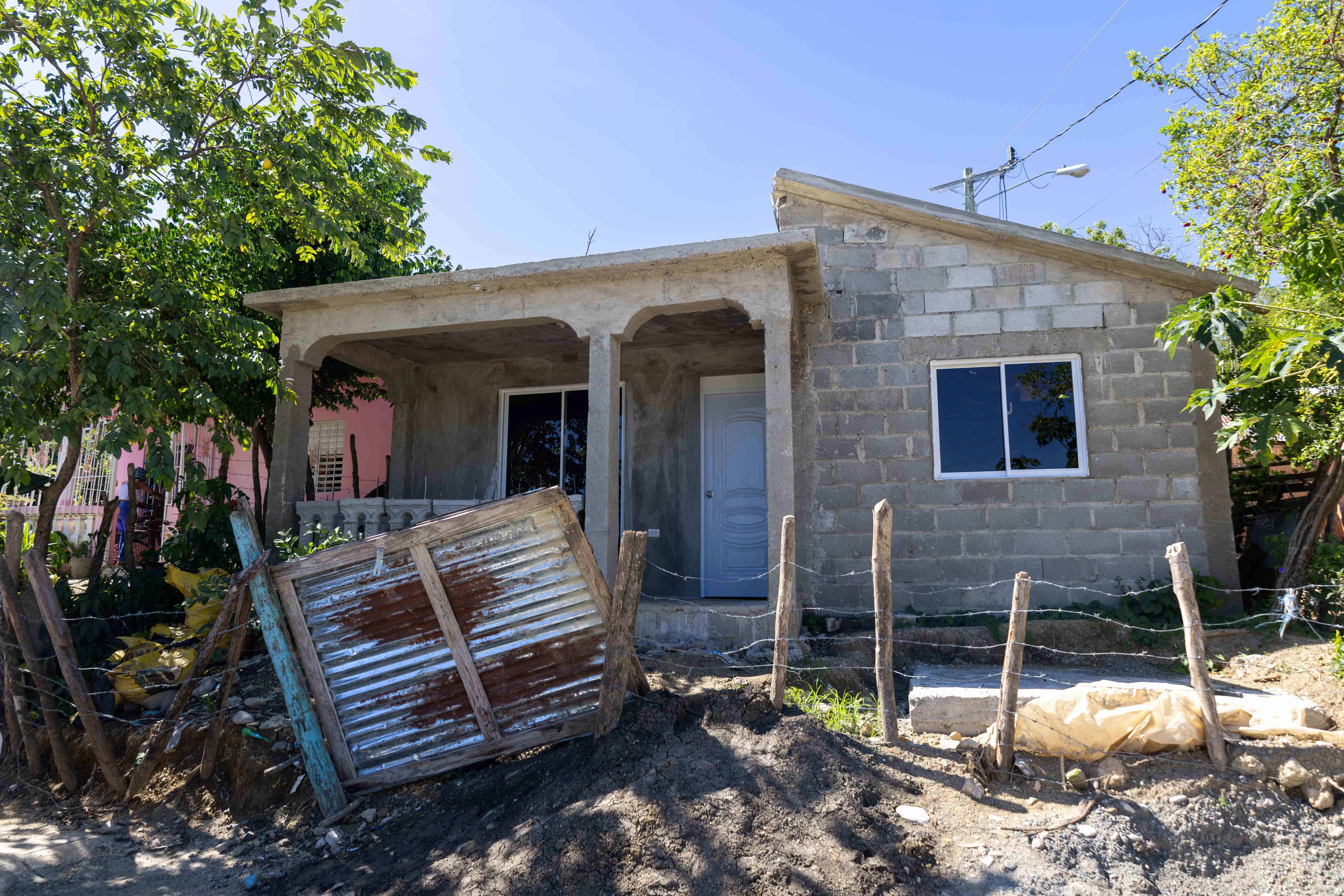 La casa que les construyen algunas personas a la familia de Bonheur Dorvilien.